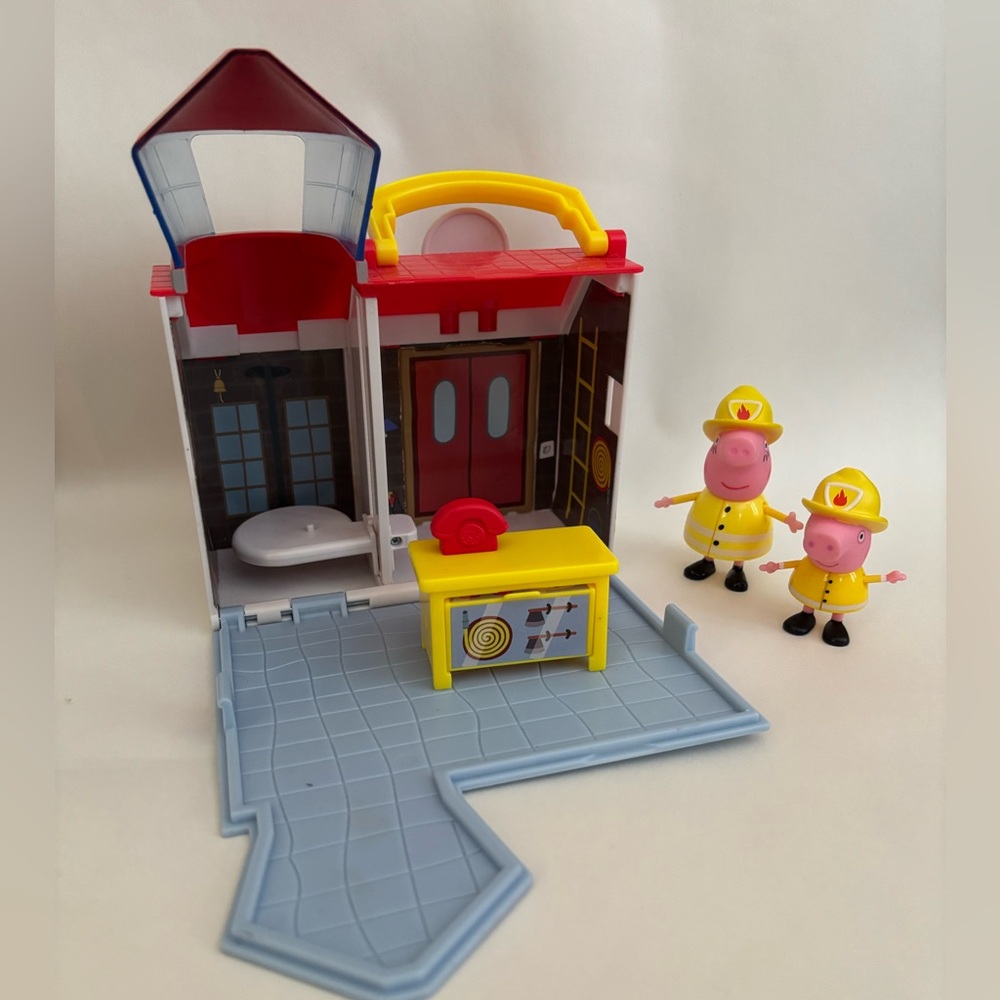 Peppa Pig carry along fire house Station Playset Figures characters friends